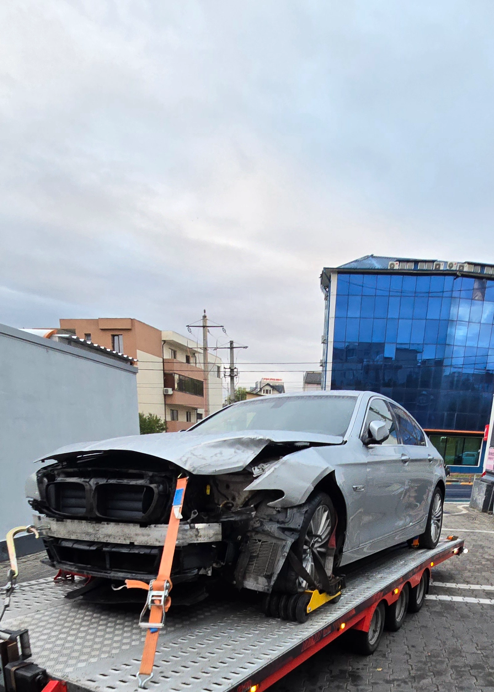 BMW avariat transportat pe platformă