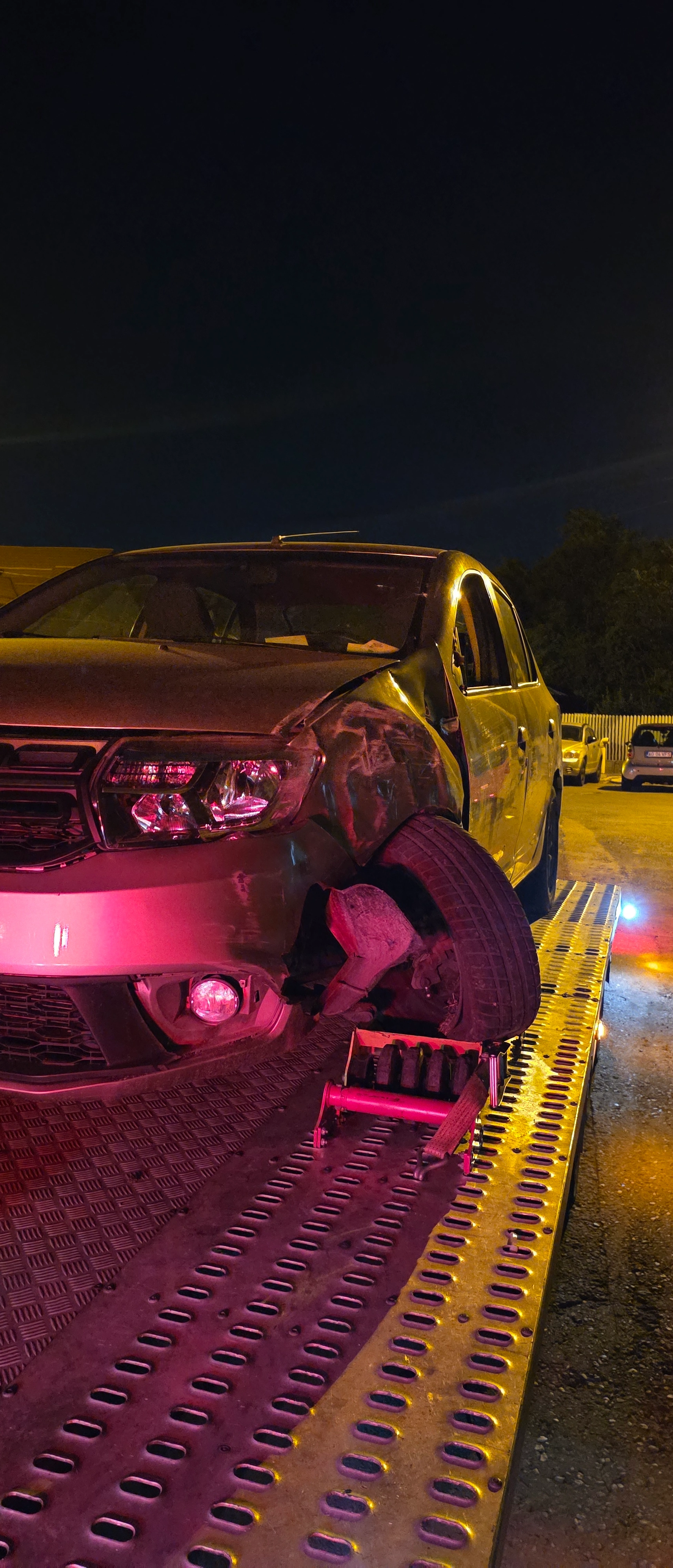 Dacia Duster avariată transportată noaptea