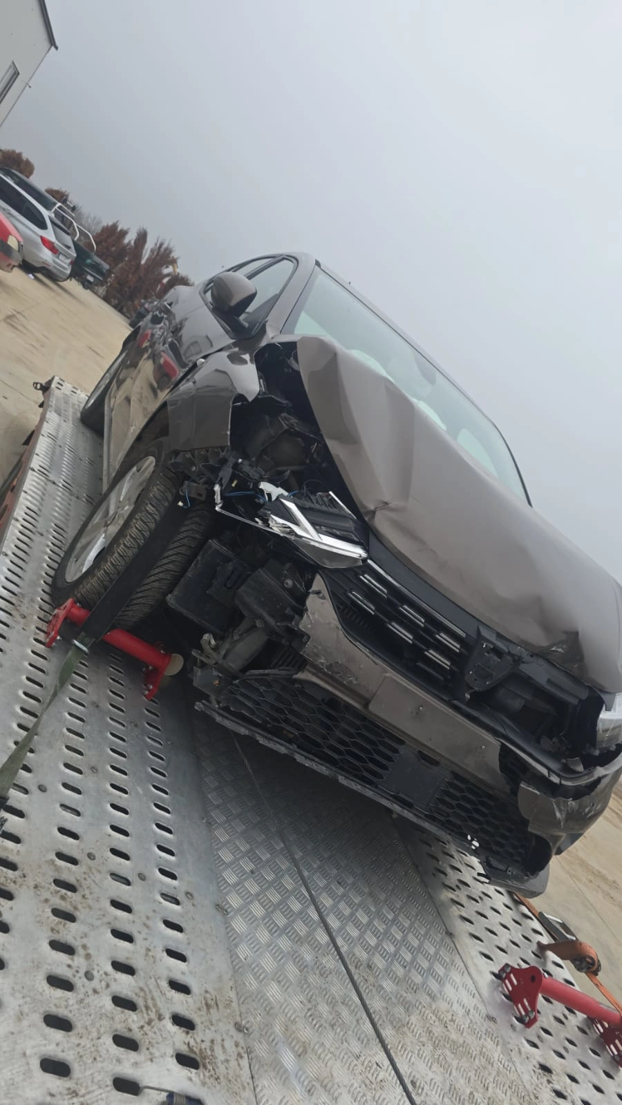 Dacia Logan avariat transportat pe platformă