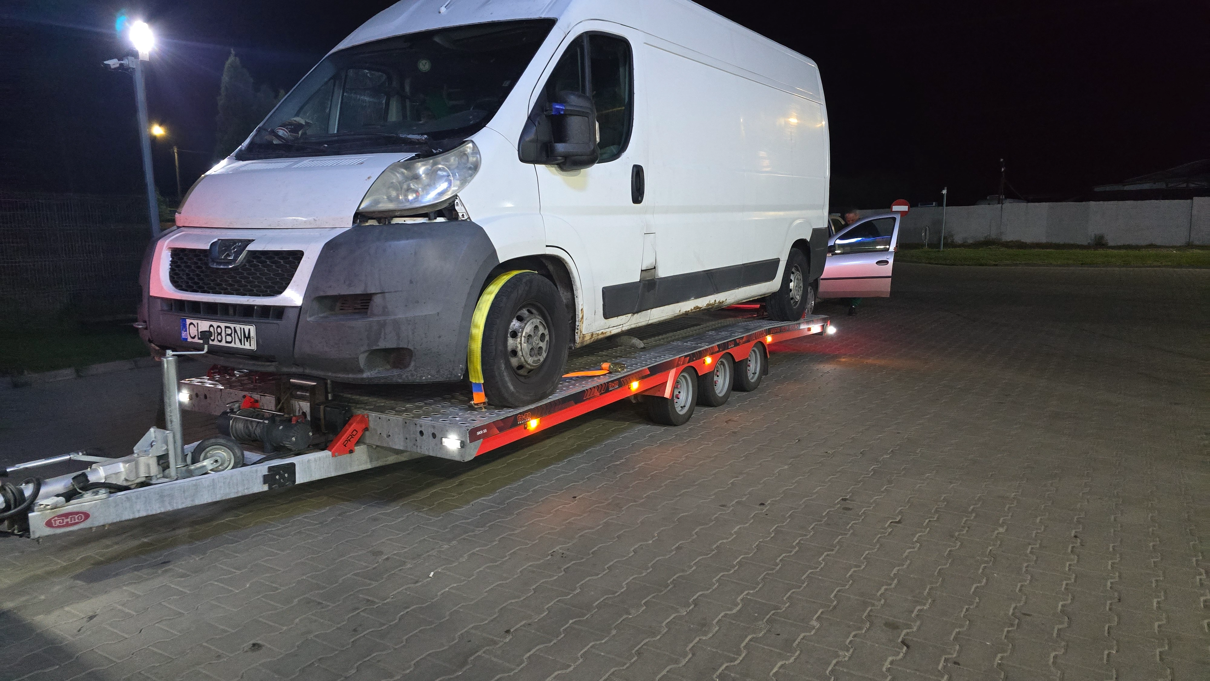 Peugeot Boxer transportat pe platformă noaptea
