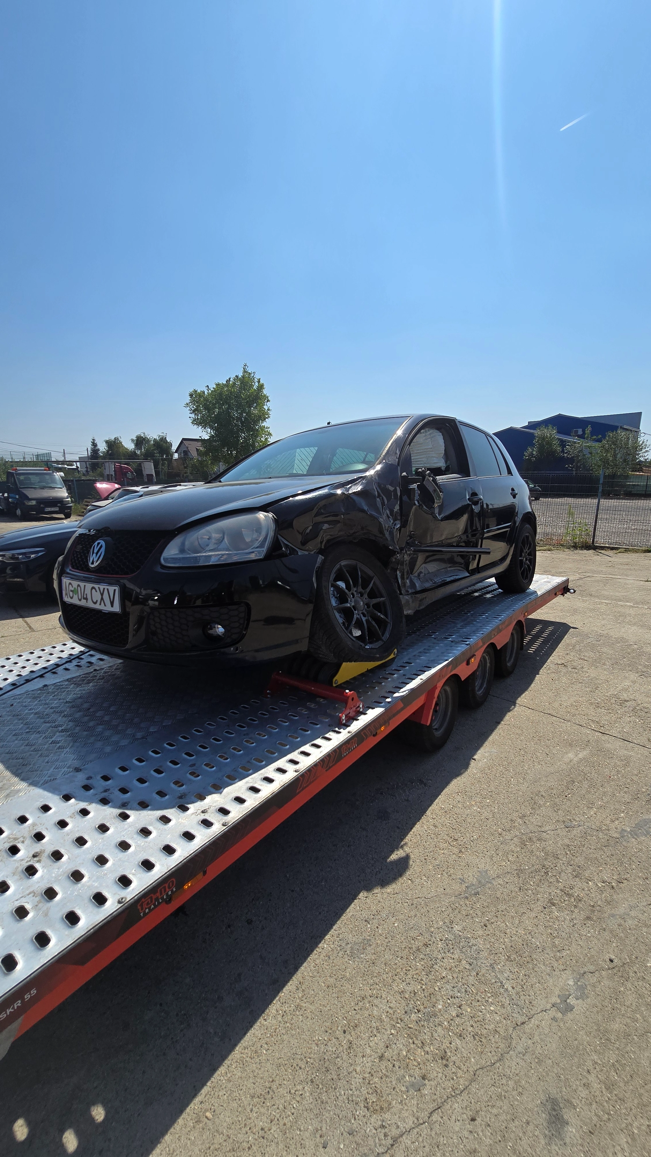 Volkswagen Golf avariat transportat pe platformă