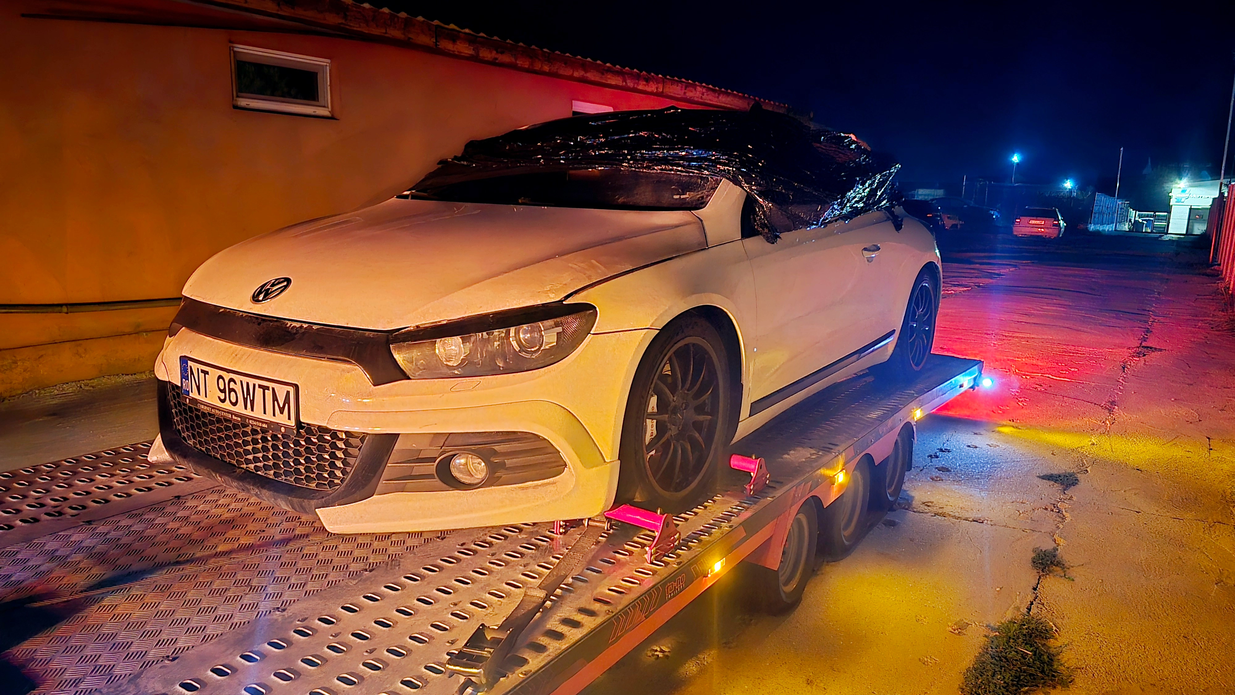 Volkswagen Scirocco pe platformă noaptea