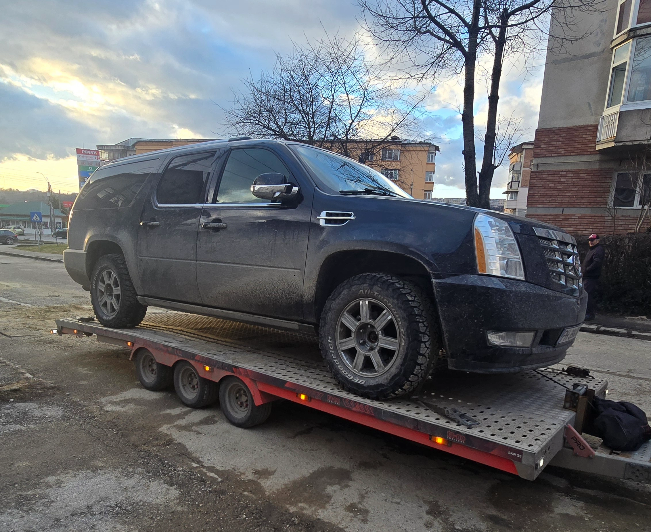 Cadillac Escalade transportat pe platformă