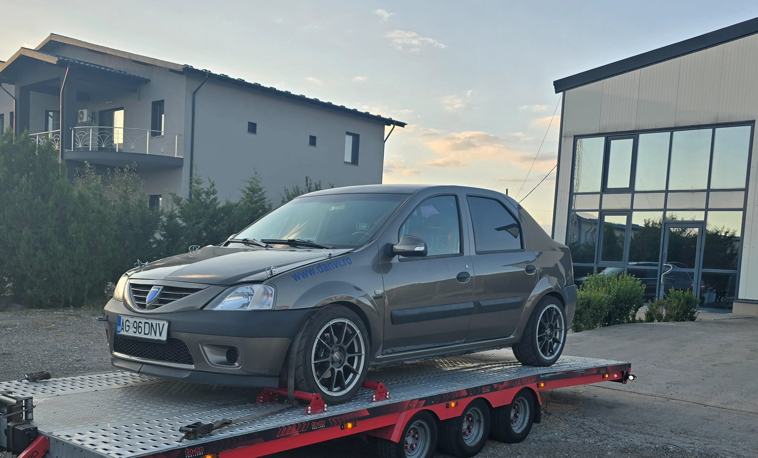 Dacia Logan transportată pe platformă