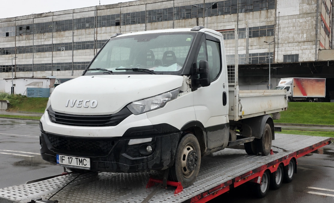 Autoutilitară Iveco transportată pe platformă