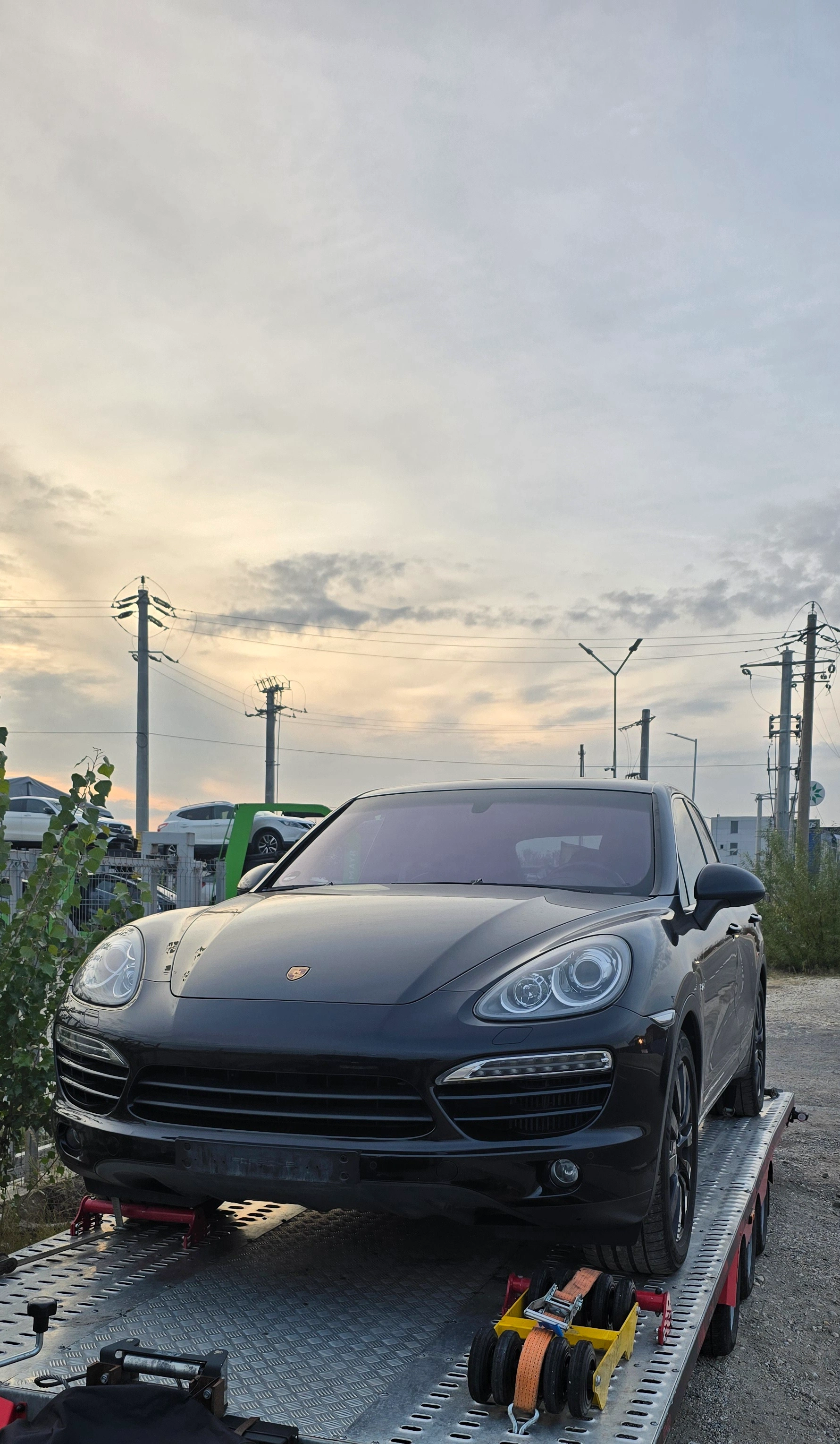Porsche Cayenne transportat pe platformă