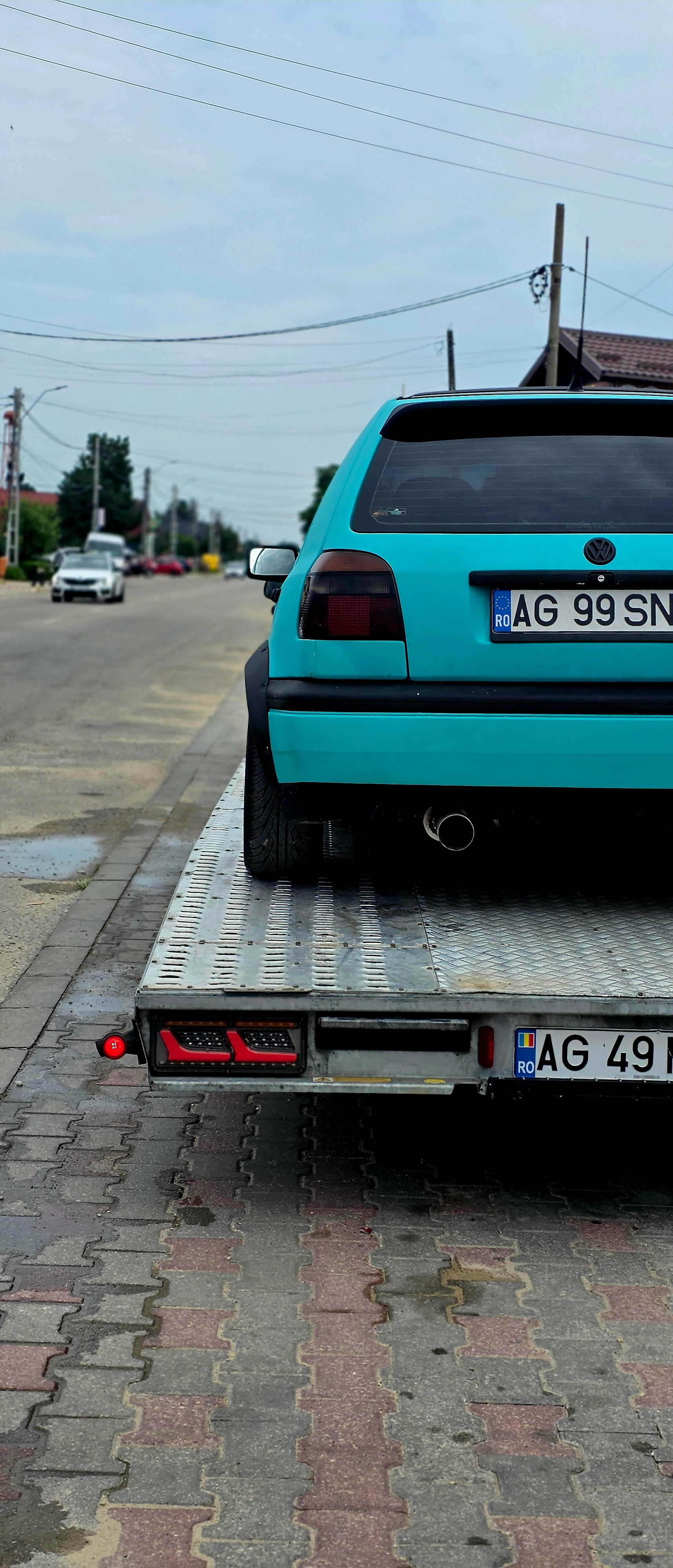 Volkswagen Golf transportat pe platformă